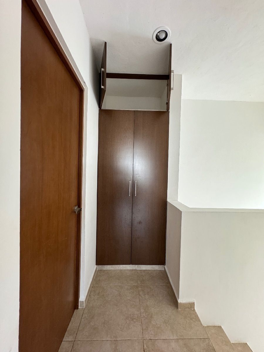 16 de 47: closet de blancos