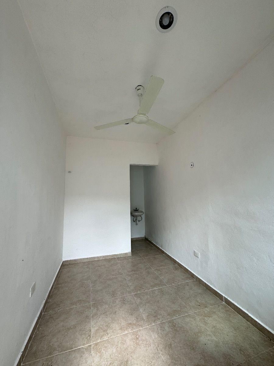 18 de 47: cuarto de servicio con baño