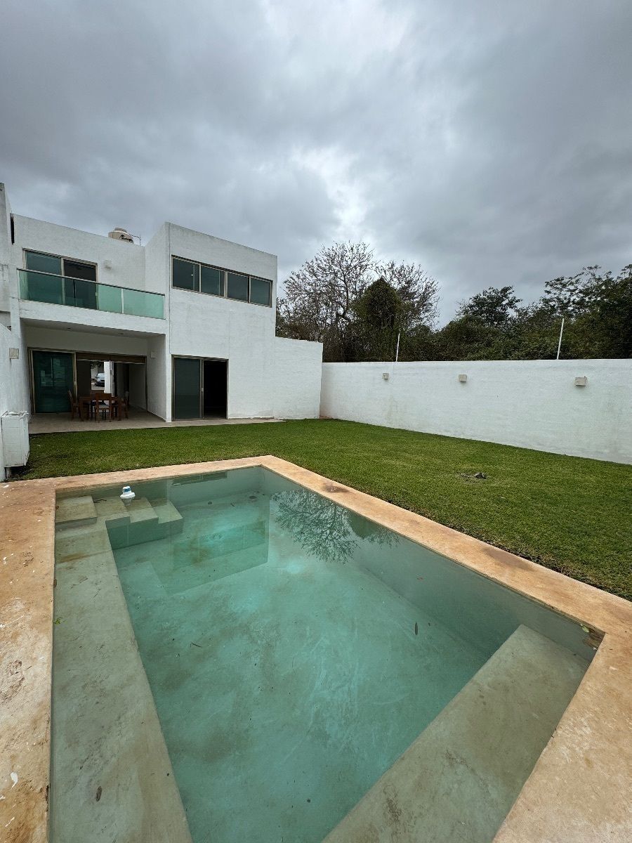 24 de 47: gran jardin con alberca