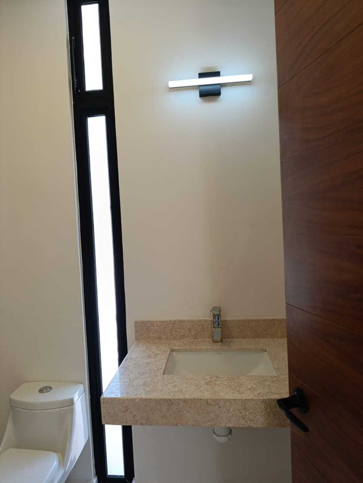 10 de 20: Lavabo  interior con meseta de marmol travertino.