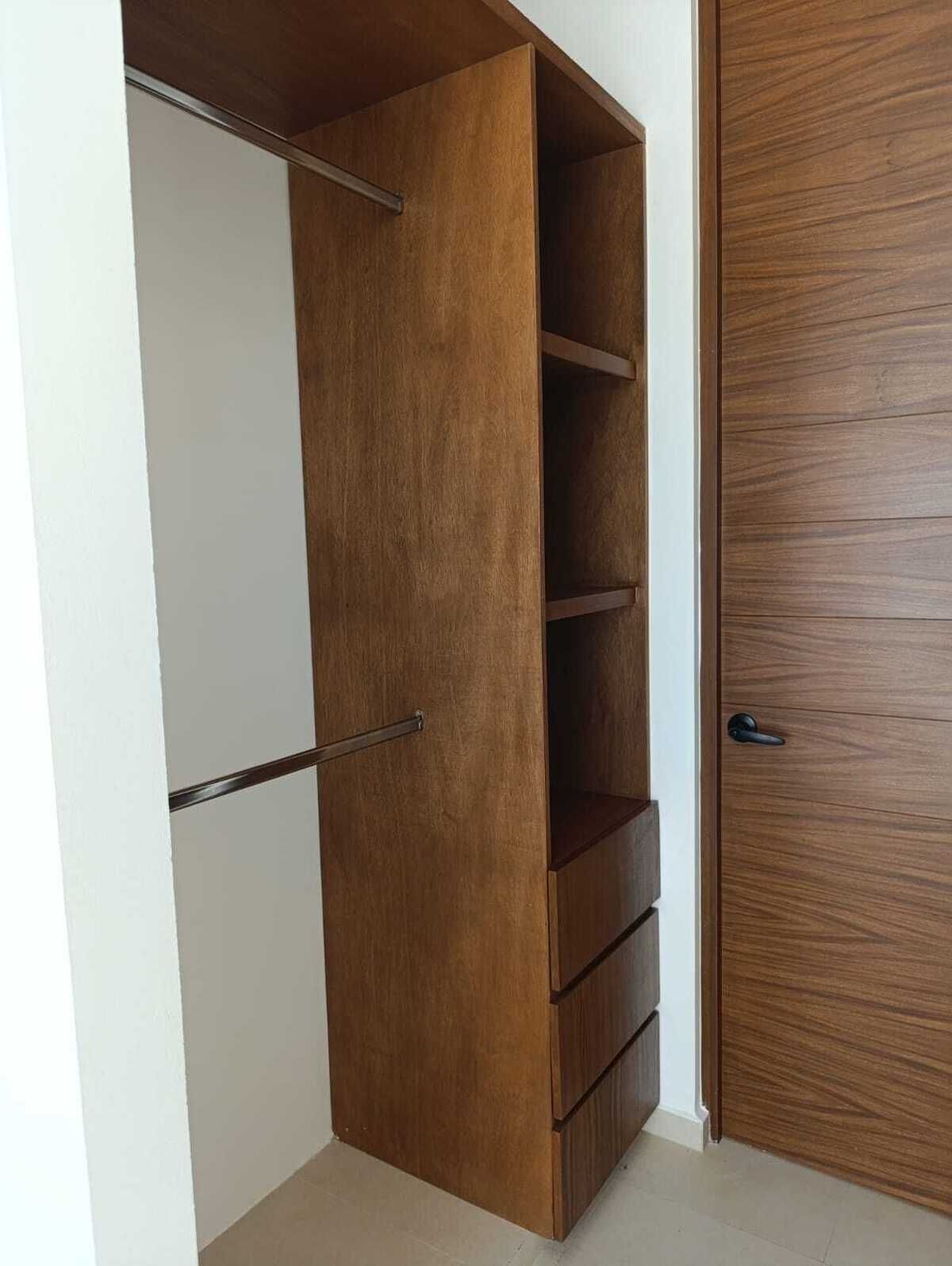 11 de 20: Parte de closet vestidor con cajoneras