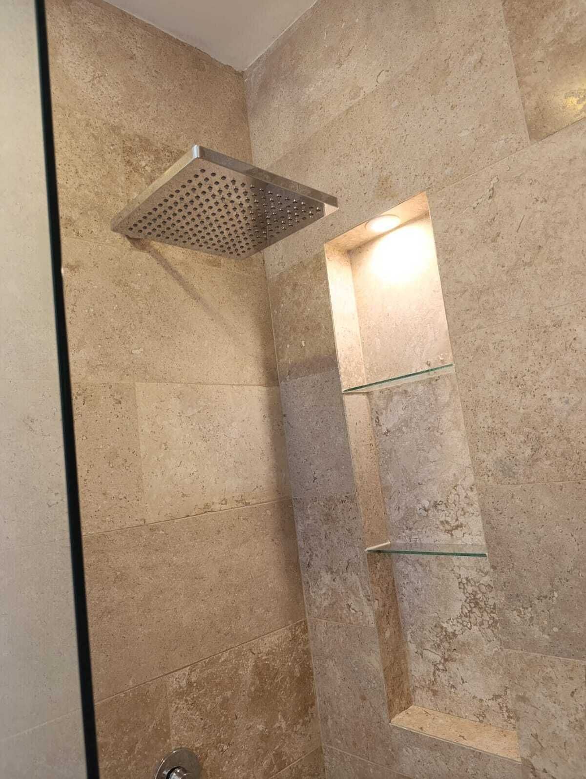 15 de 20: Nichos en baños con luz