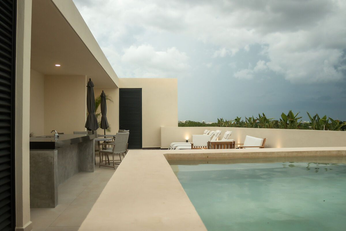 2 of 26: PISCINA Y TERRAZA BAR