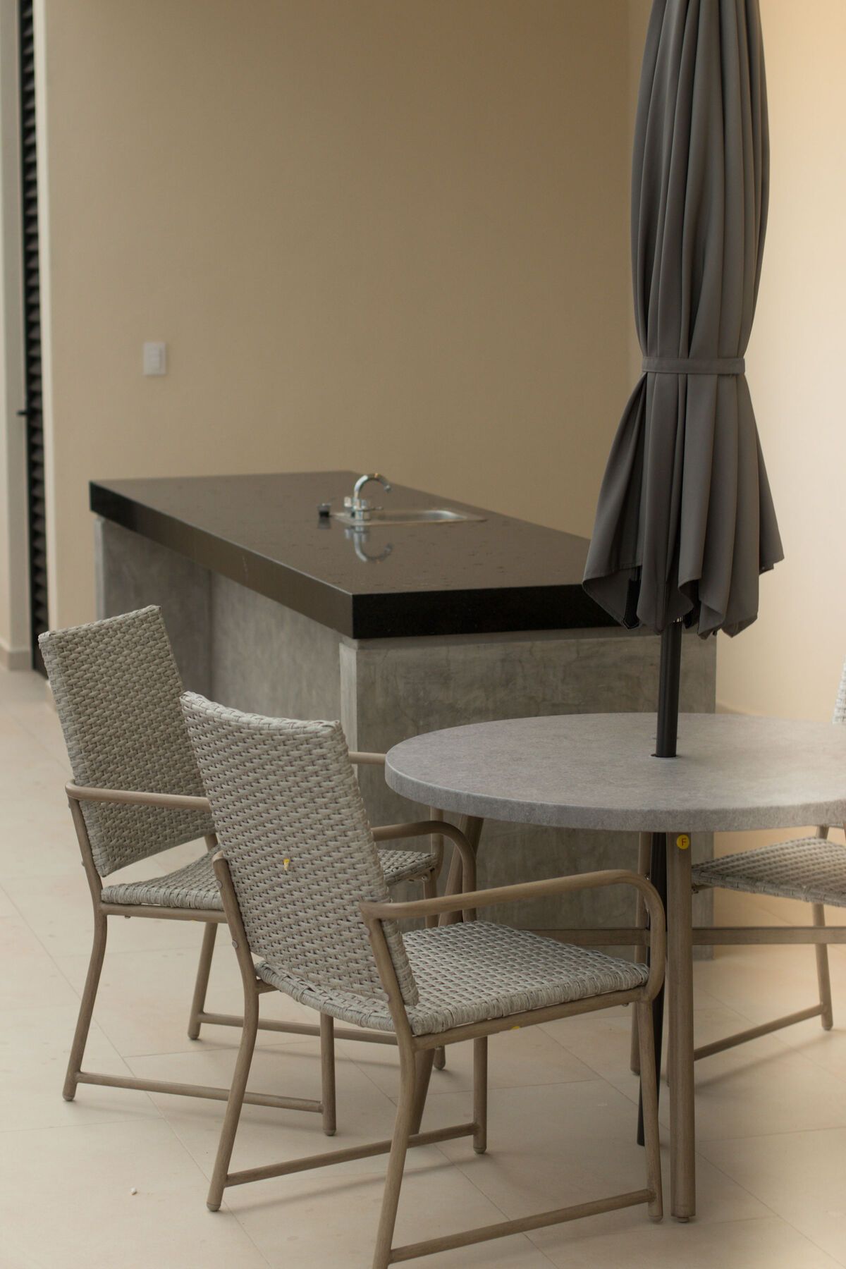 9 de 21: MESAS CON SOMBRILLAS PARA DISFRUTAR  LA PISCINA