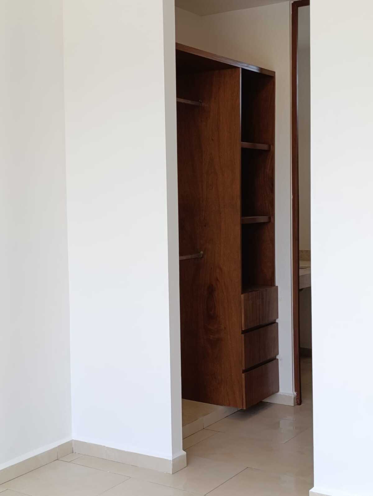 11 of 26: CLOSET VESTIDOR