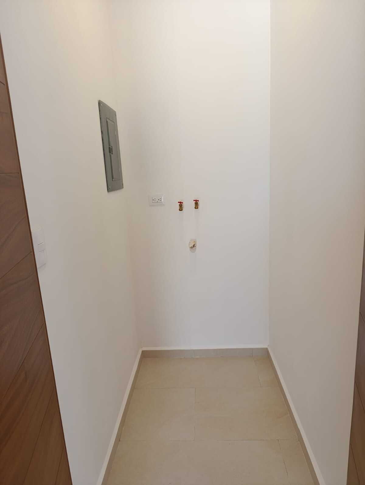 13 de 21: BODEGA CON AREA DE LAVADO