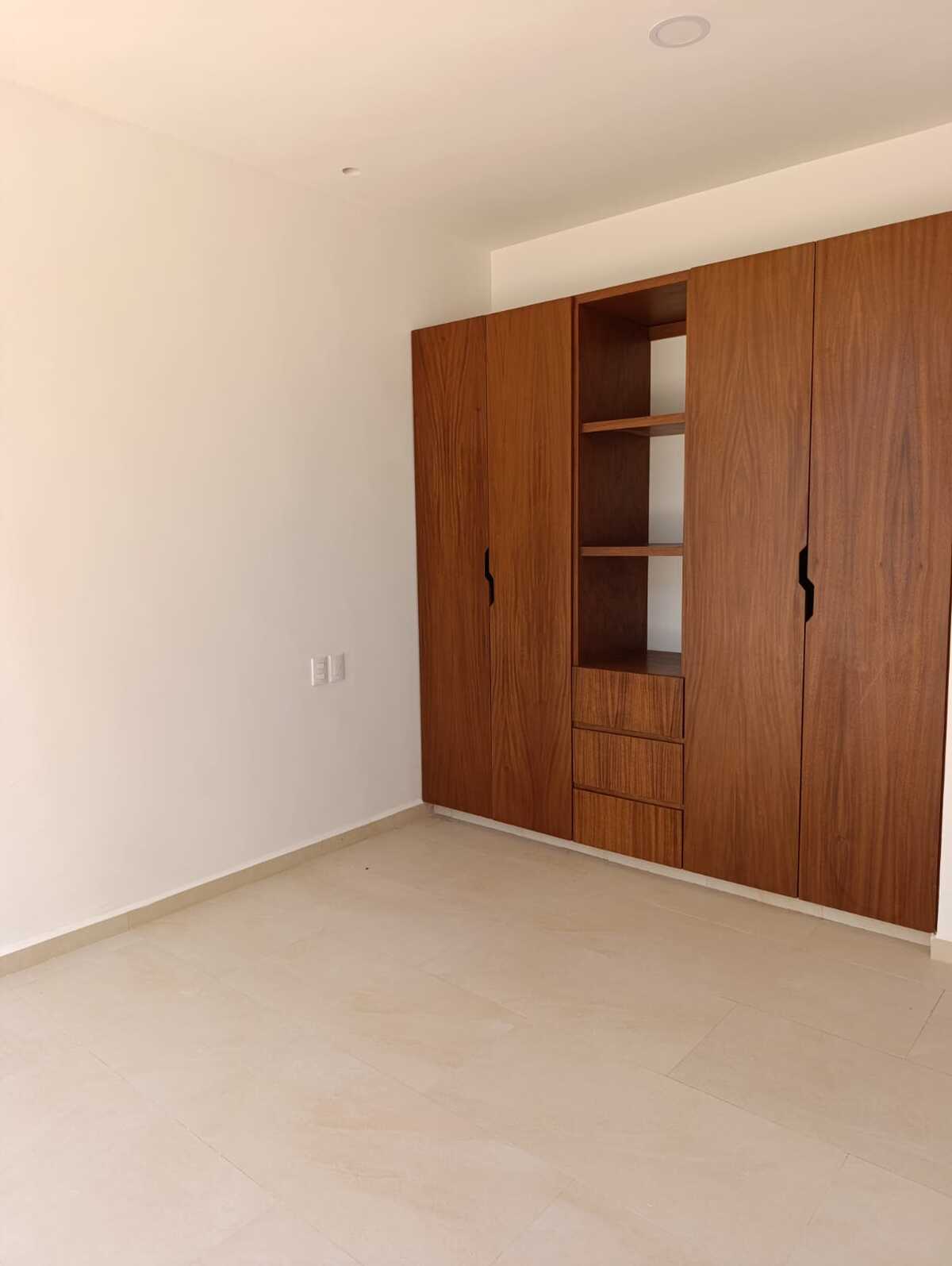 16 of 26: CLOSET DE PARED