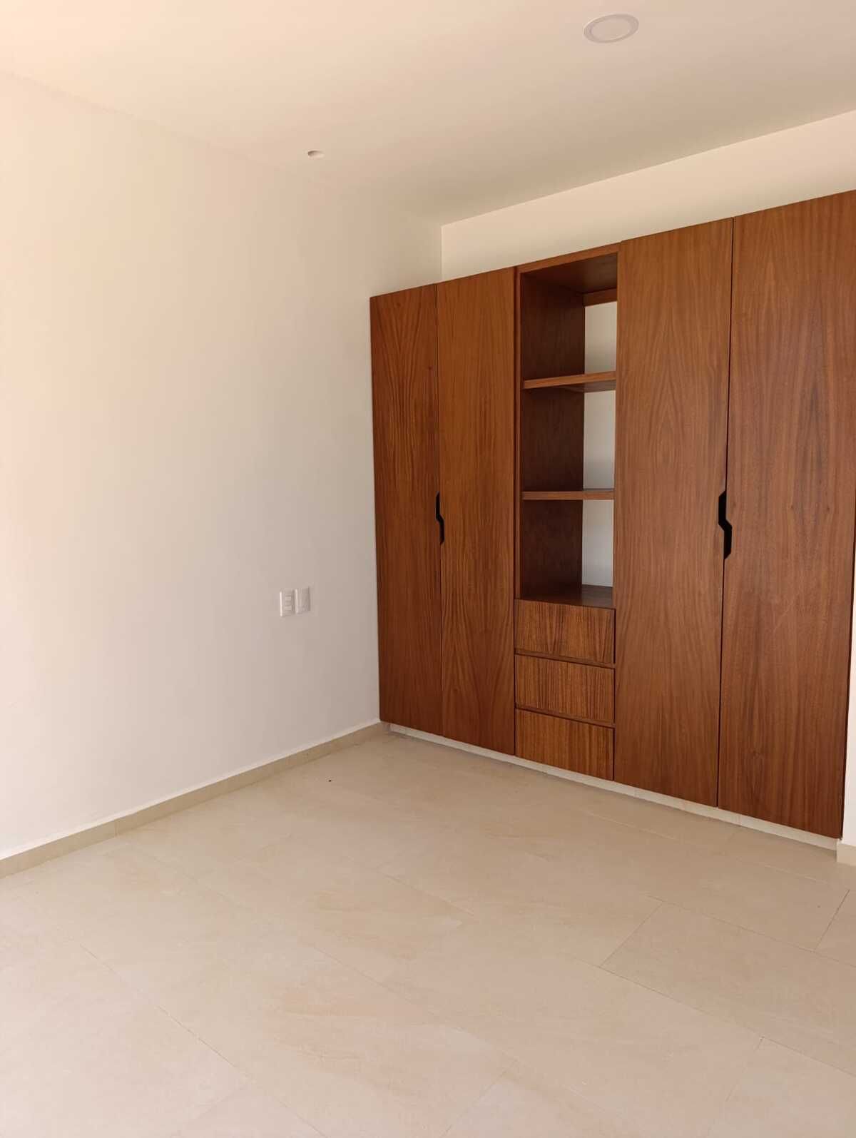 14 de 21: CLOSET DE PARED