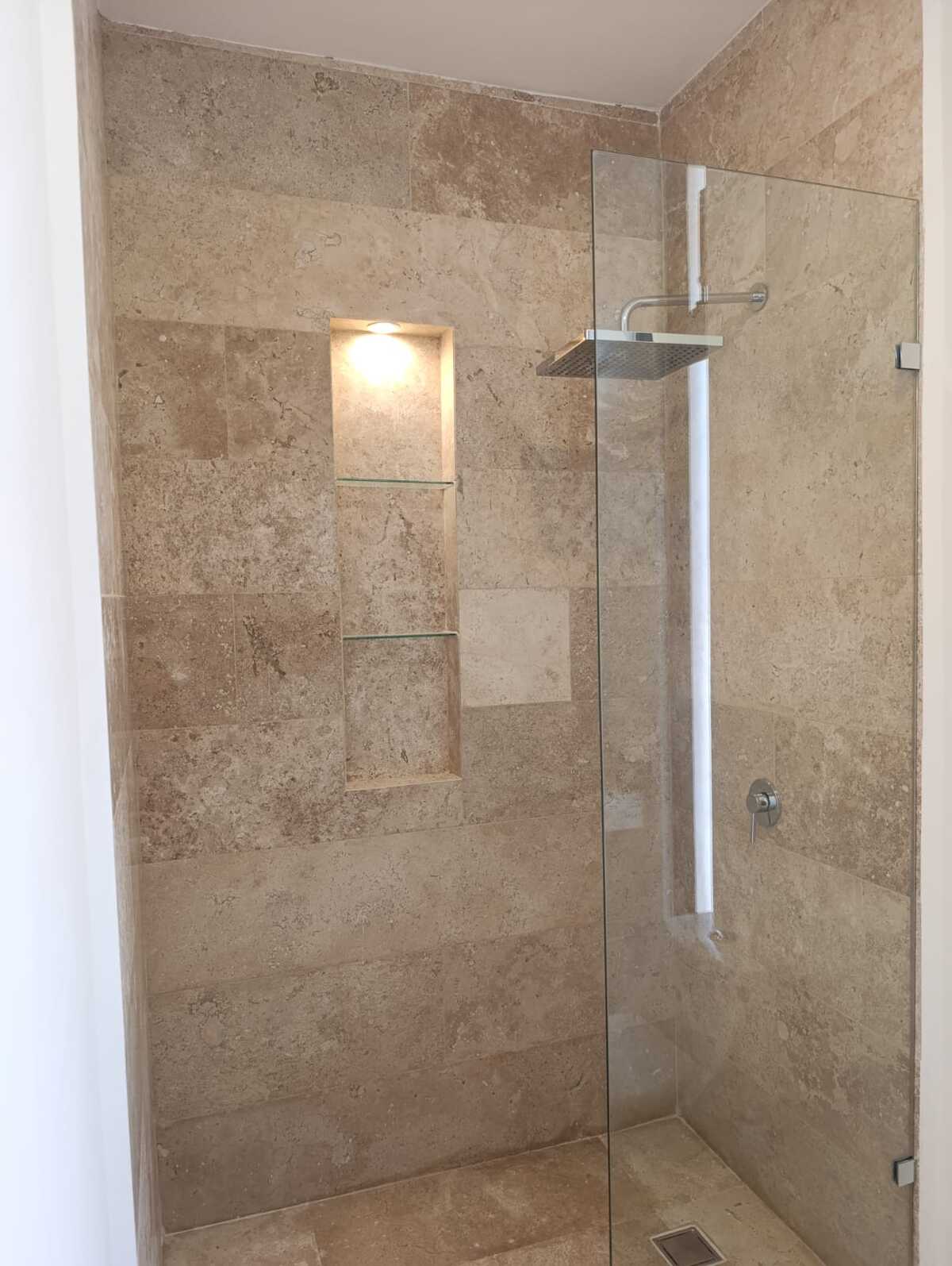17 of 26: BAÑO FORRADO EN MARMOL CON TEMPLADOS