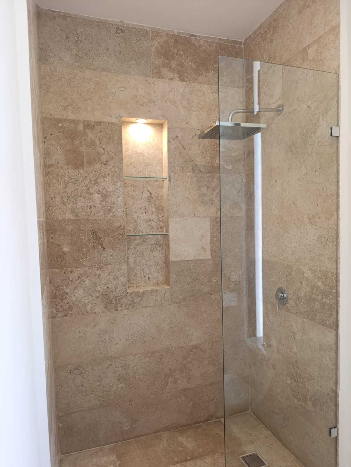 15 de 21: BAÑO FORRADO EN MARMOL CON TEMPLADOS