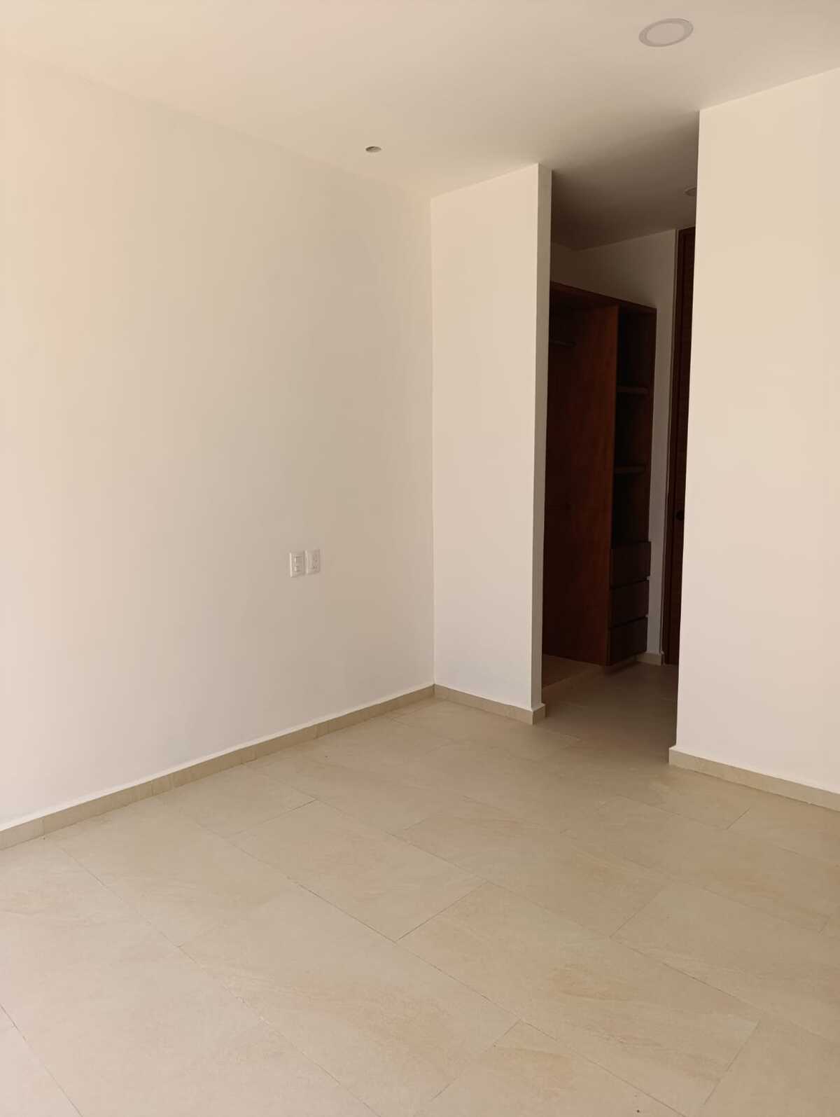 18 of 26: CLOSET VESTIDOR