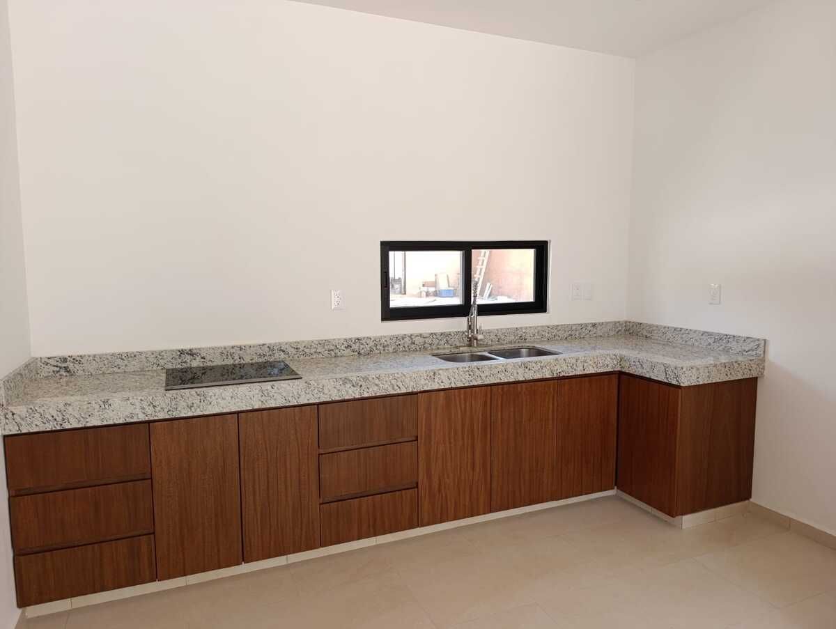 18 de 21: COCINA CON GAVETAS INFERIORES Y MESETA DE GRANITO