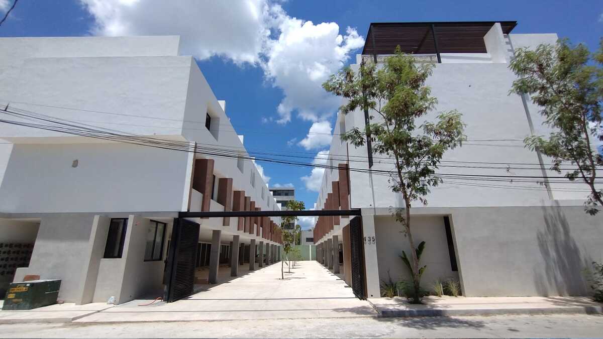 2 de 36: Caseta de vigilancia con porton electrico