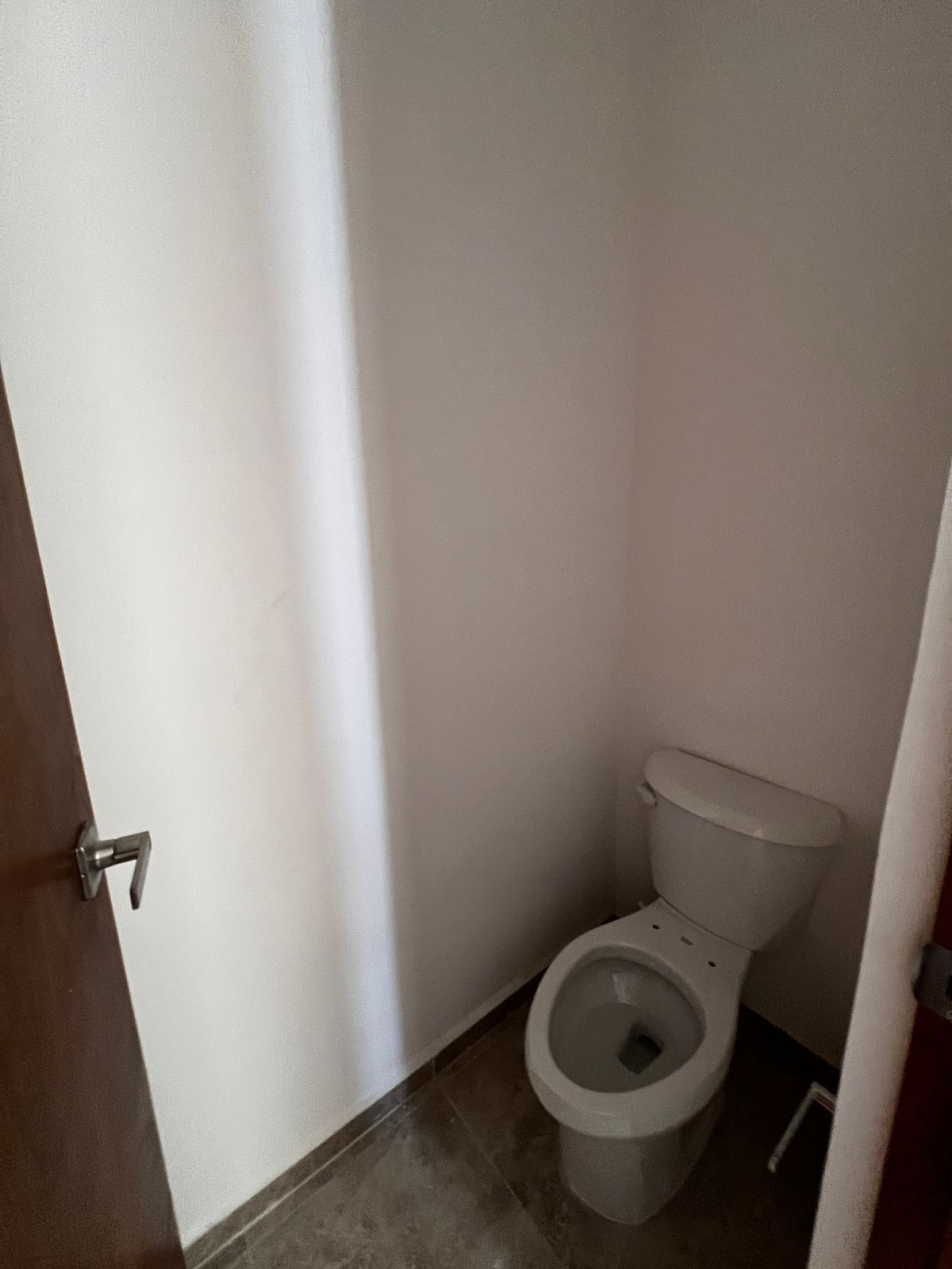 18 de 36: Medio baño de visitas