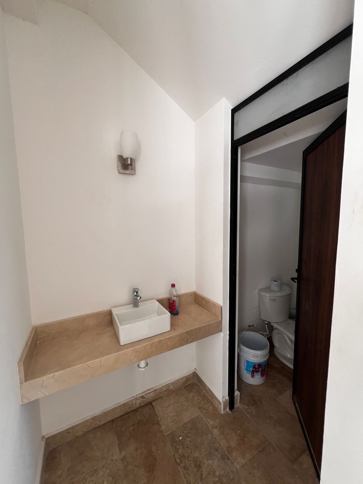 7 de 36: Baño de coworking