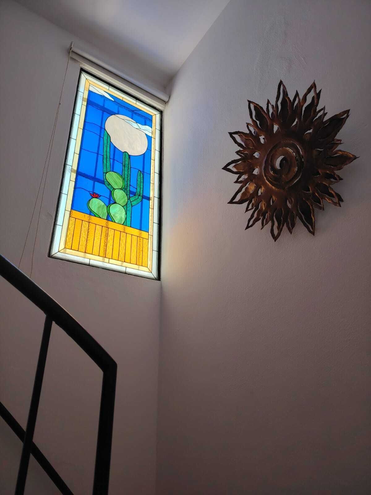 22 de 22: Escalera con vitral