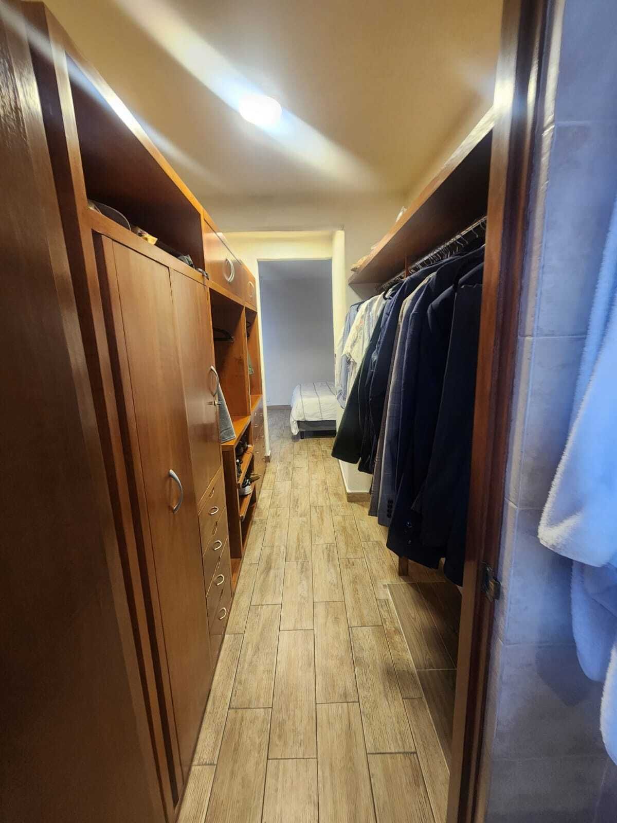 10 of 26: Vestidor recamara principal