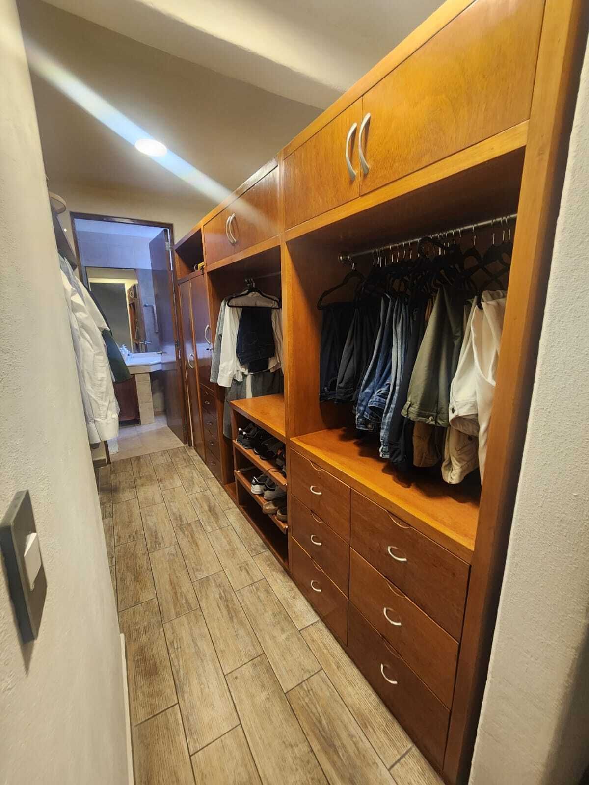 11 of 26: Vestidor Recamara principal