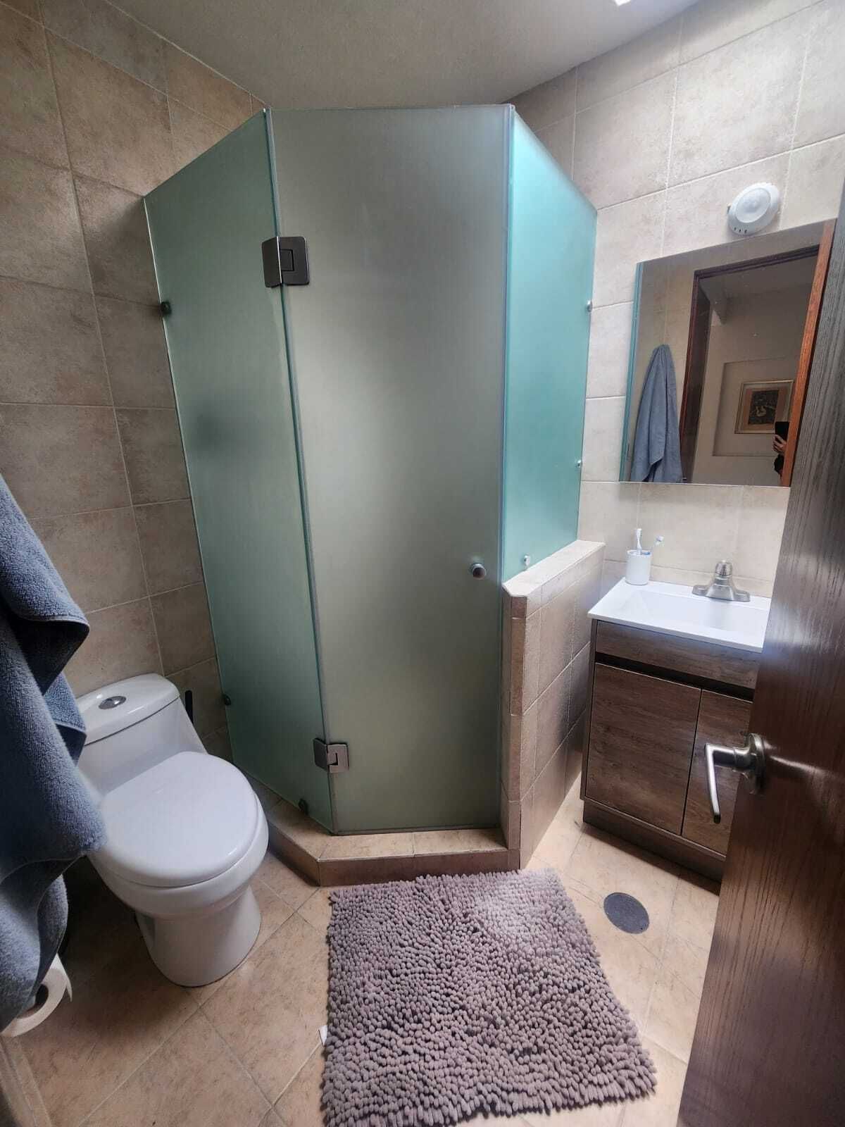 15 of 26: Baño Vistas y Servicios Recamaras