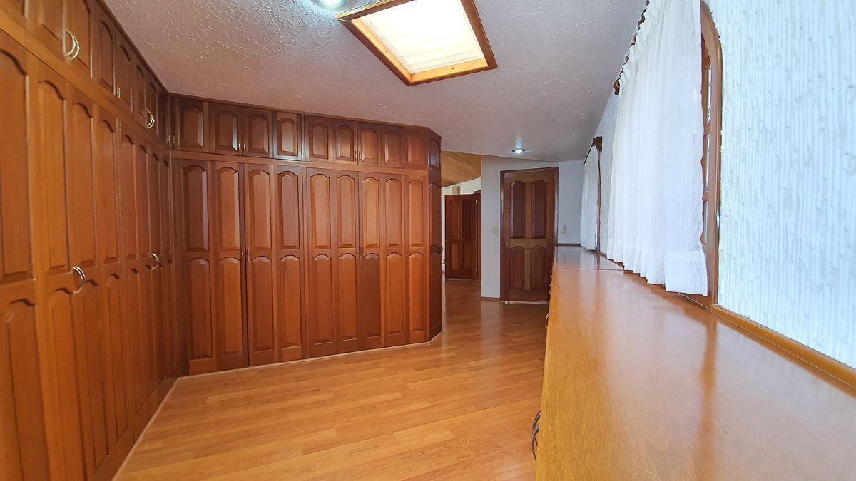 16 de 24: Vestidor