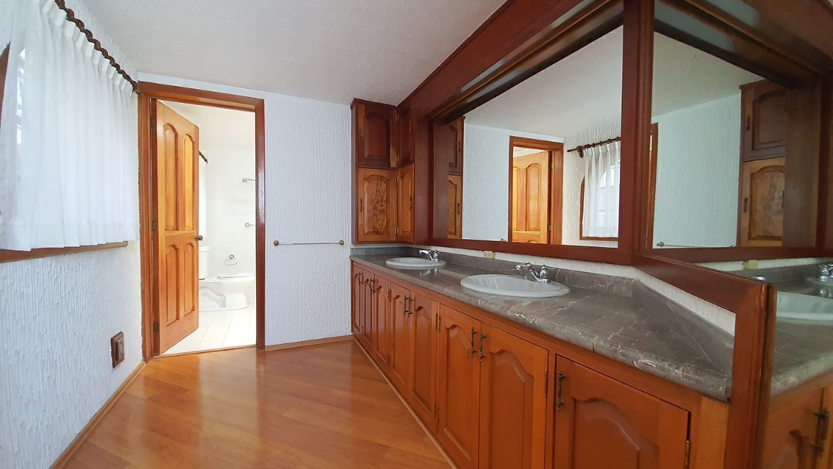 17 de 24: Baño de recámara principal
