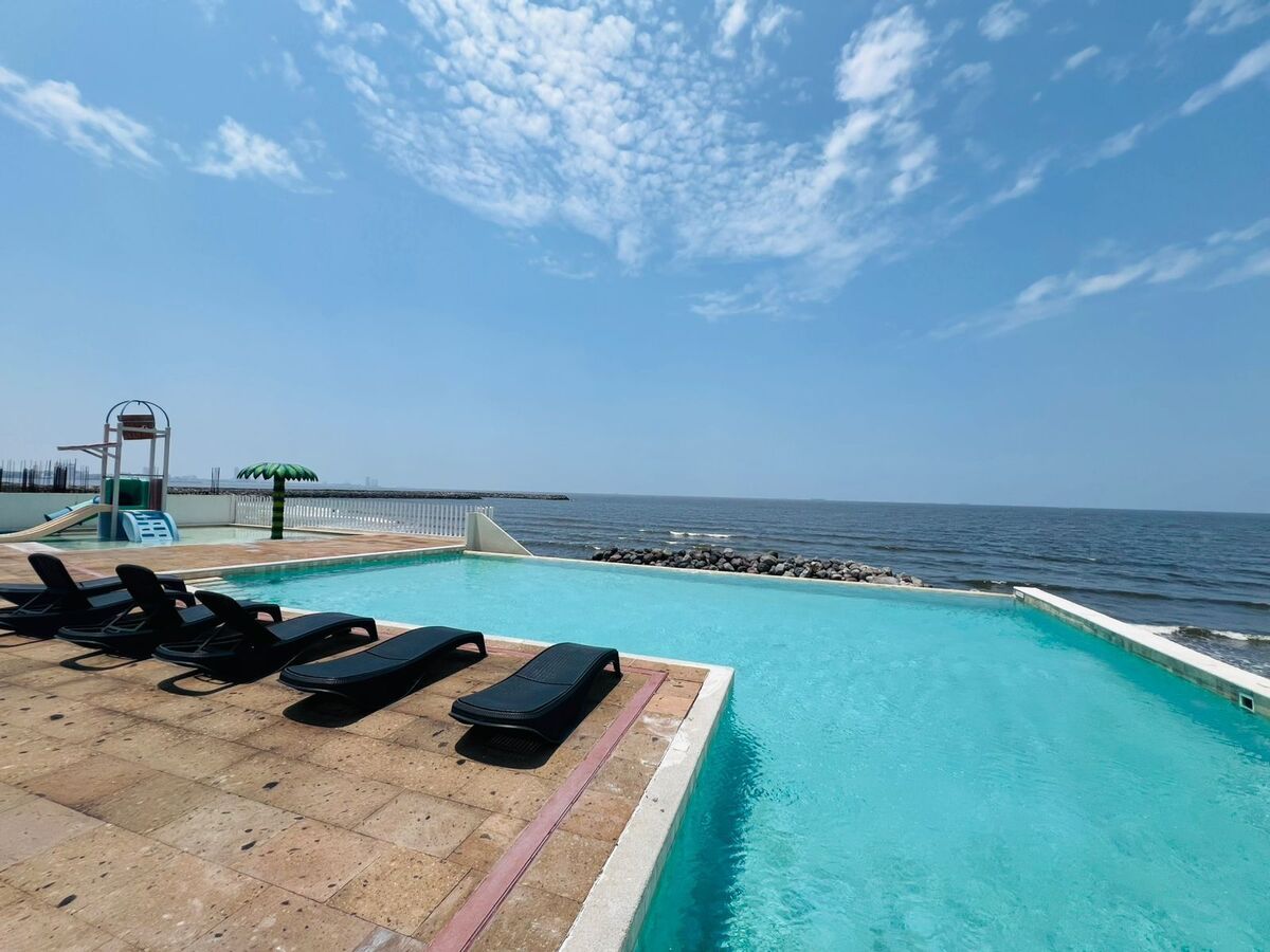 1 of 17: Alberca infinity frente al mar