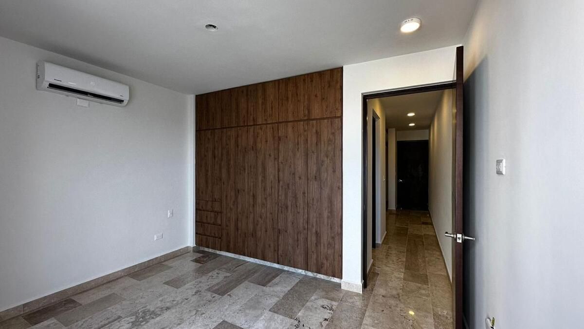 6 of 15: Habitación