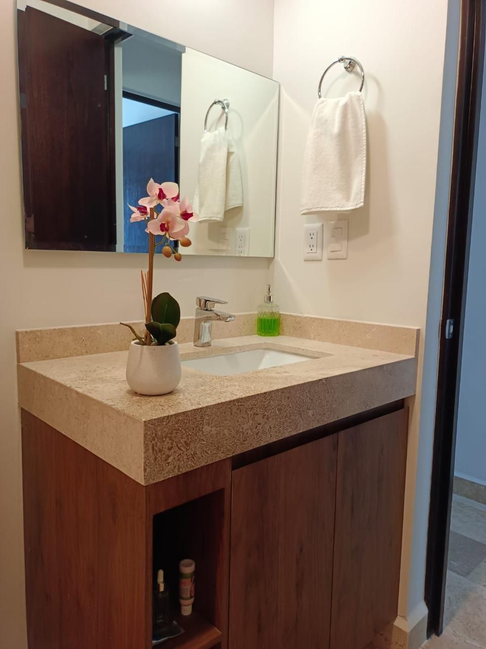 8 of 15: Baño