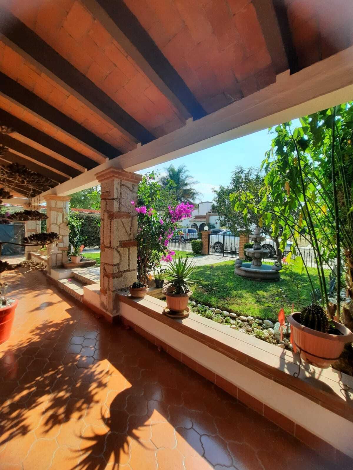 1 of 32: Terraza entrada principal