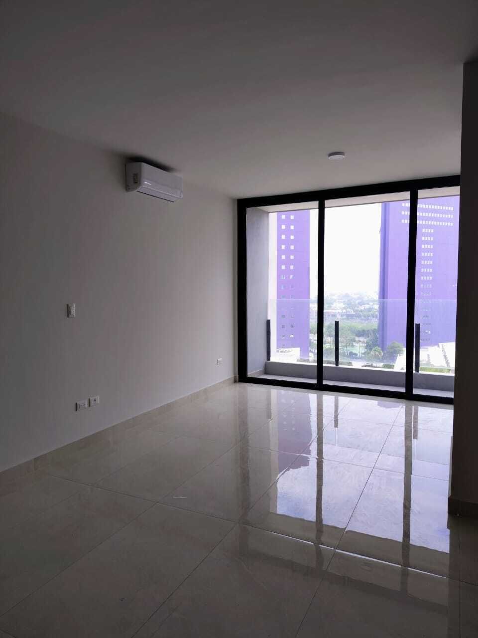 3 de 12: área de sala y comedor con terraza