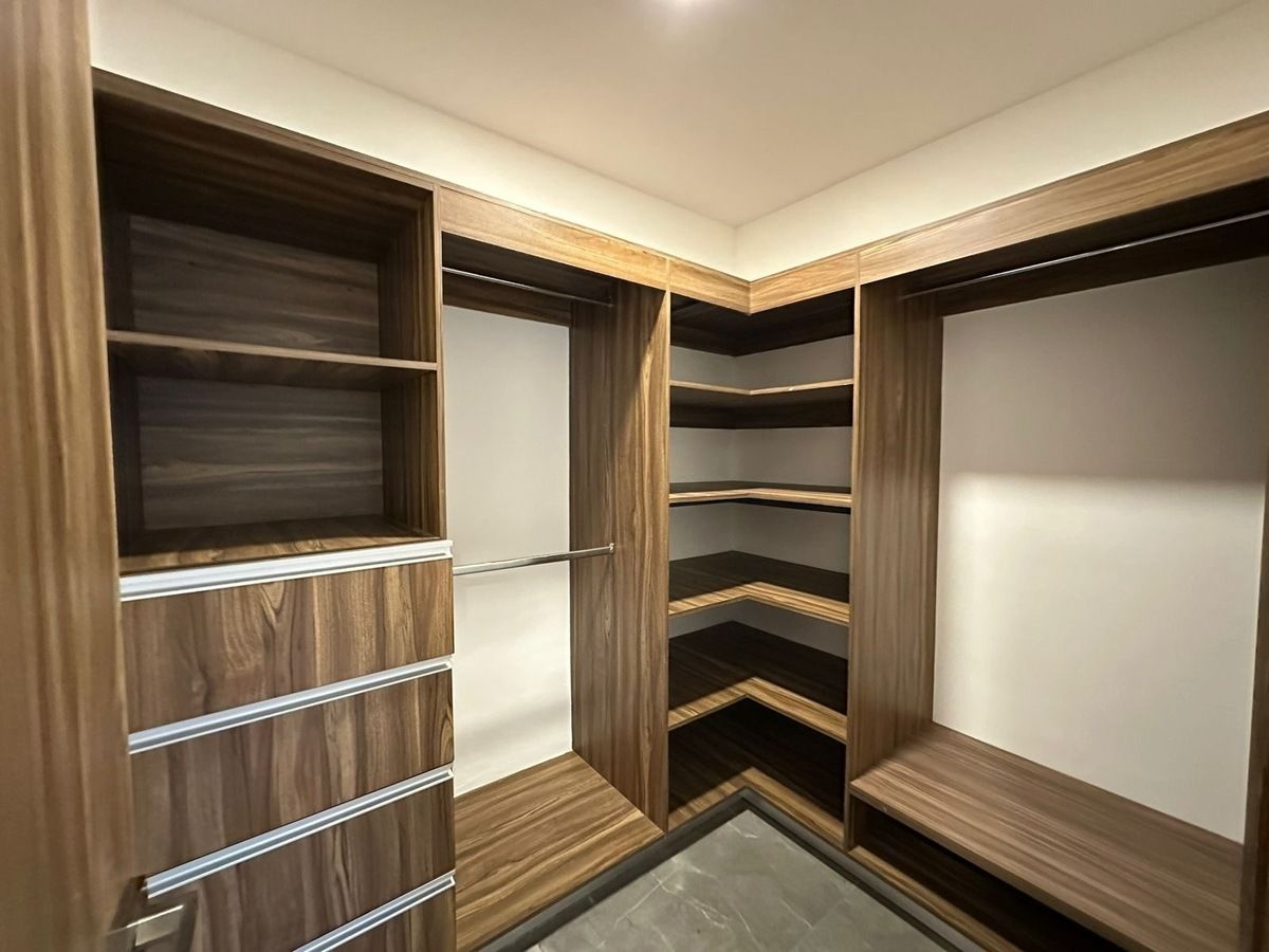 6 de 21: Vestidor
