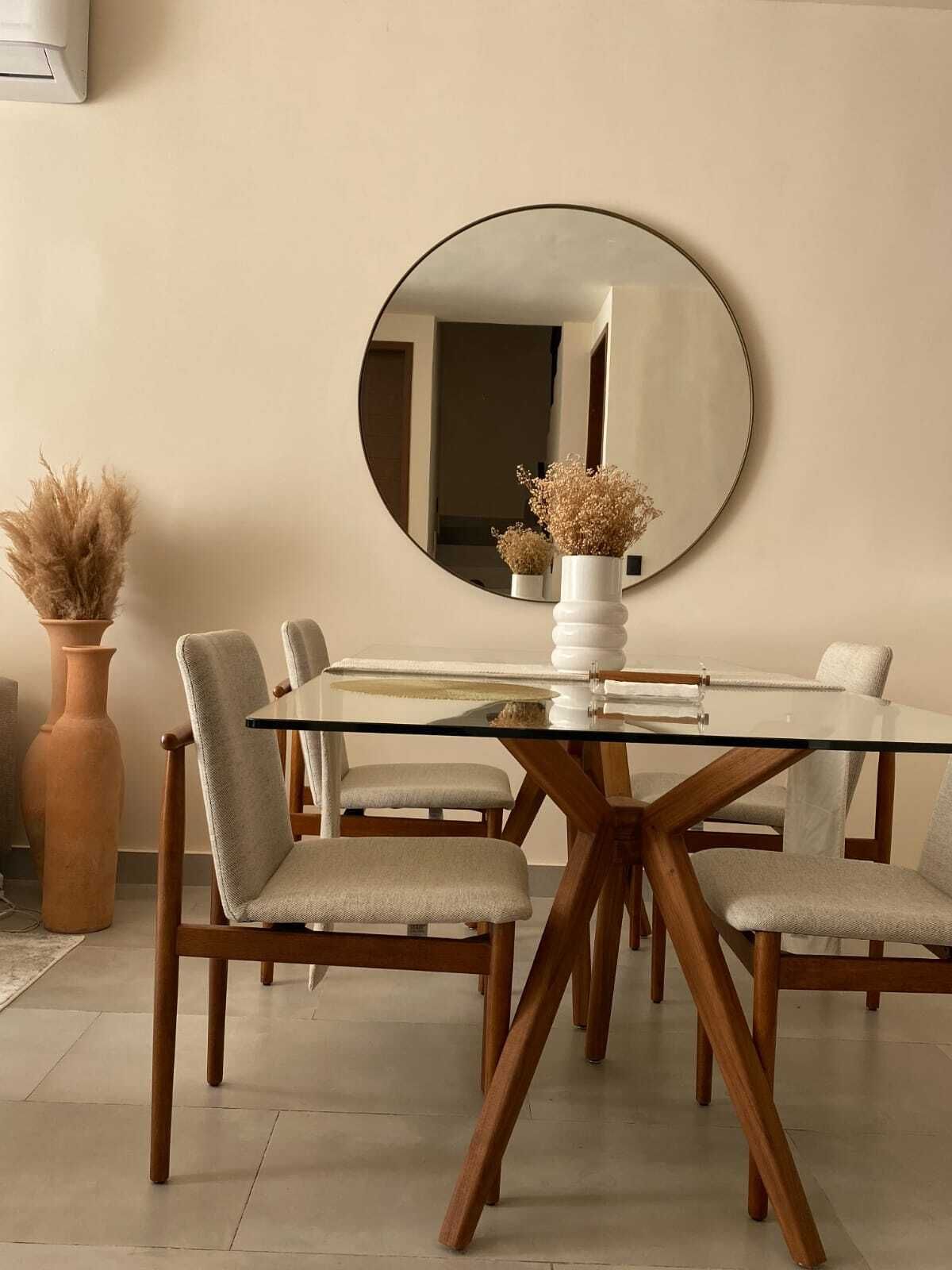 5 de 45: Elegant Tulum dining room with glass table and modern chairs