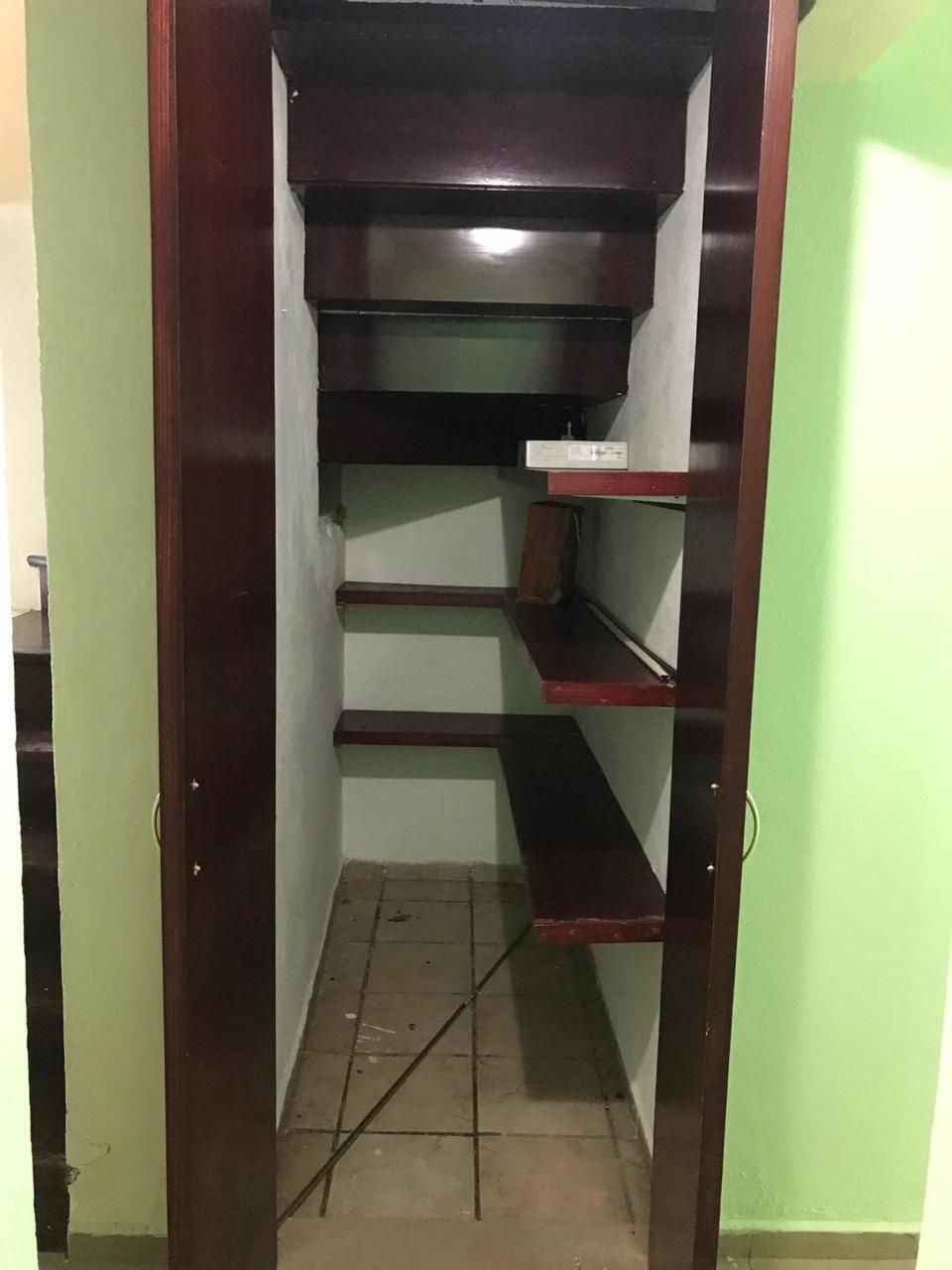 9 de 24: Planta Baja - Clóset de blancos (bajo la escalera)
