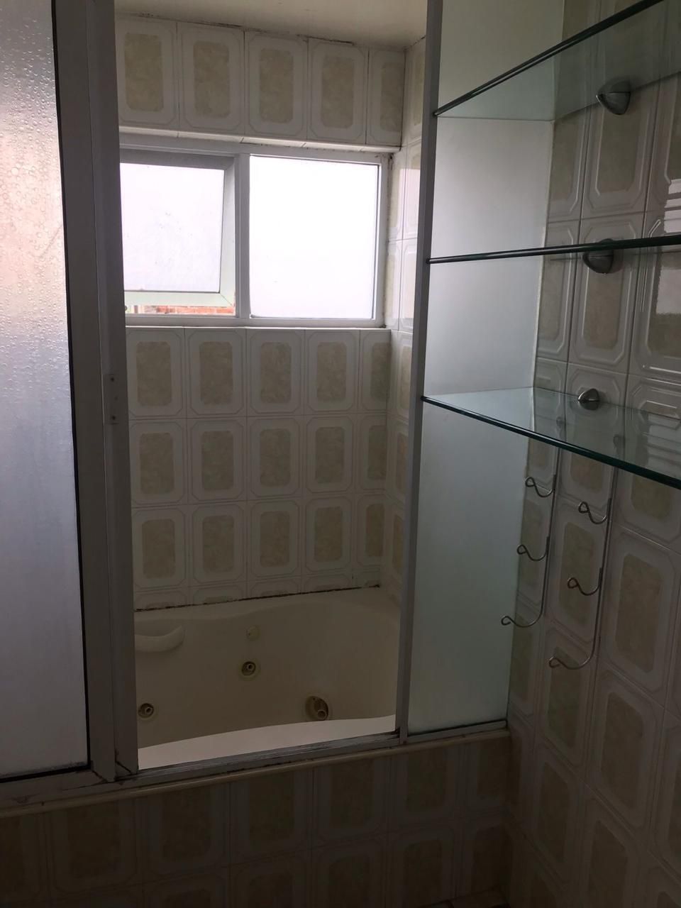 13 de 24: Tina de hidromasaje en baño de recámara principal