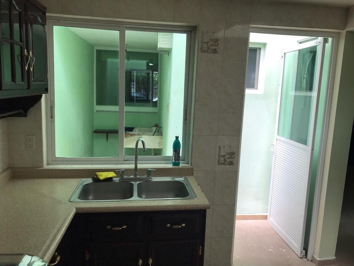 8 de 24: Planta Baja - Cocina con acceso a patio de servicio