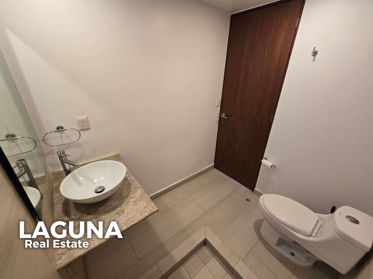 22 of 23: Baño común visitas