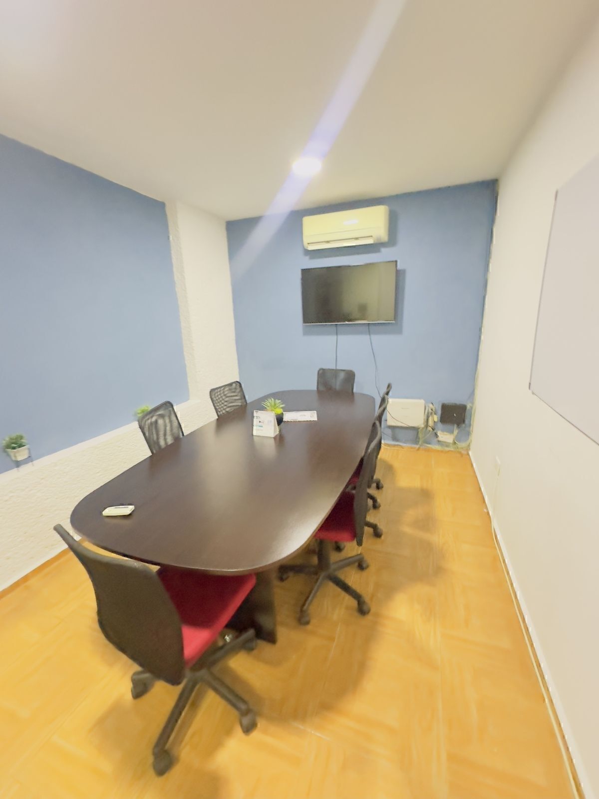 4 de 11: SALA DE JUNTAS