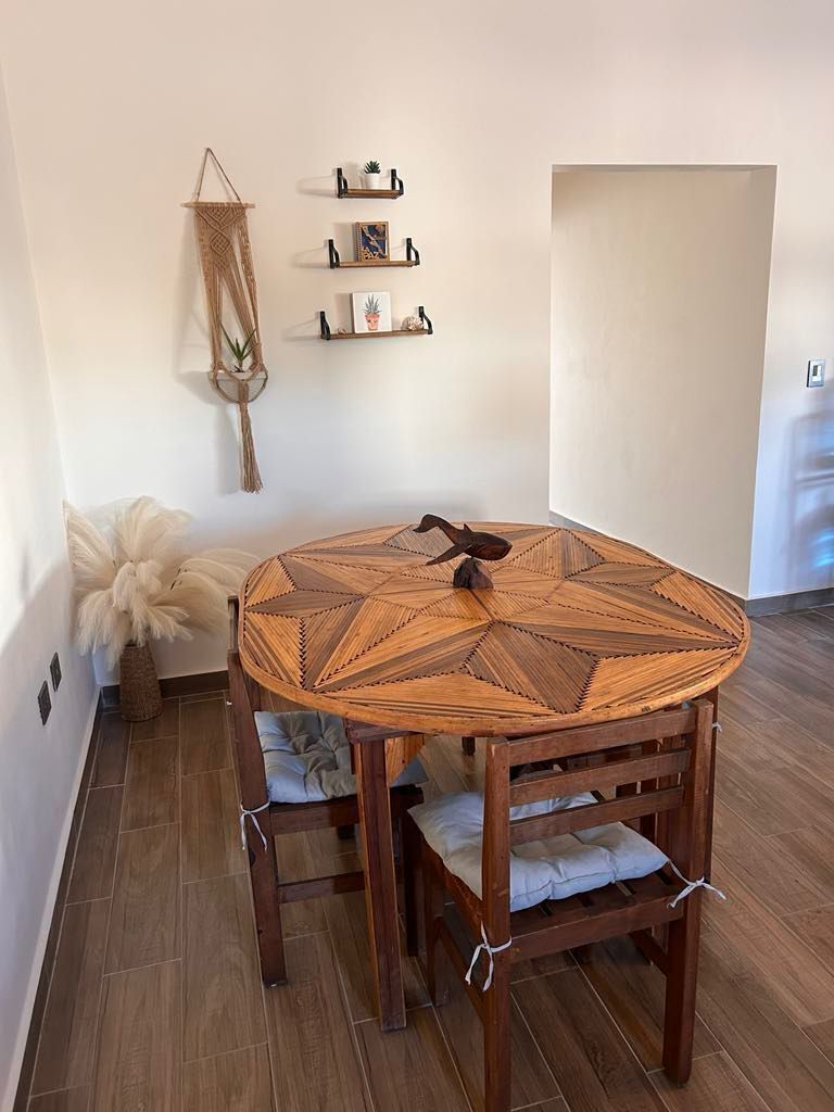 4 de 14: Dining table