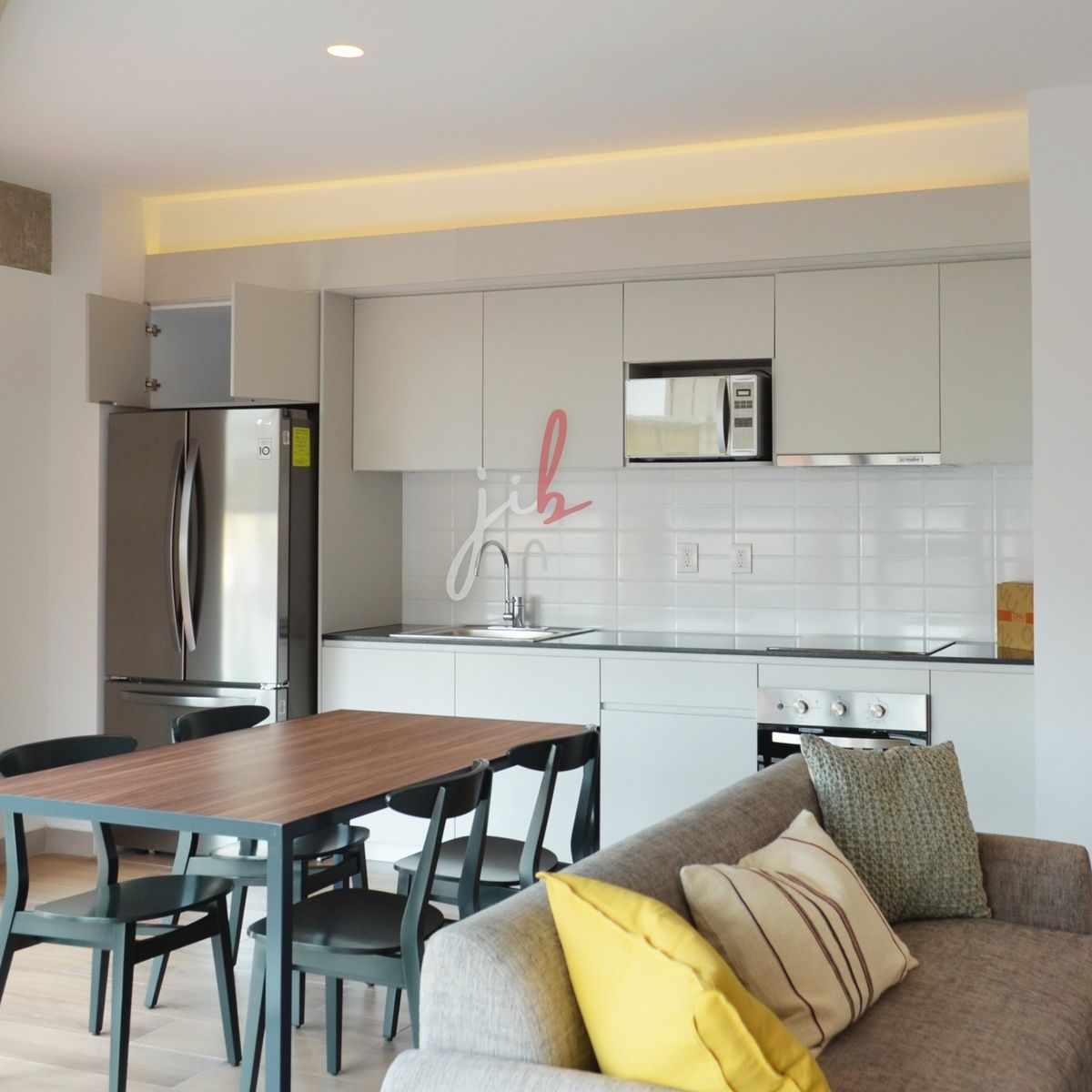 1 de 16: Estancia con cocina equipada