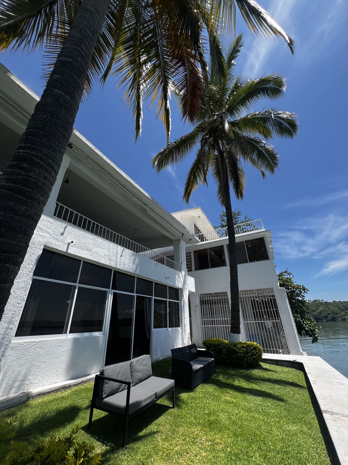 2 of 20: Casa junto al lago
