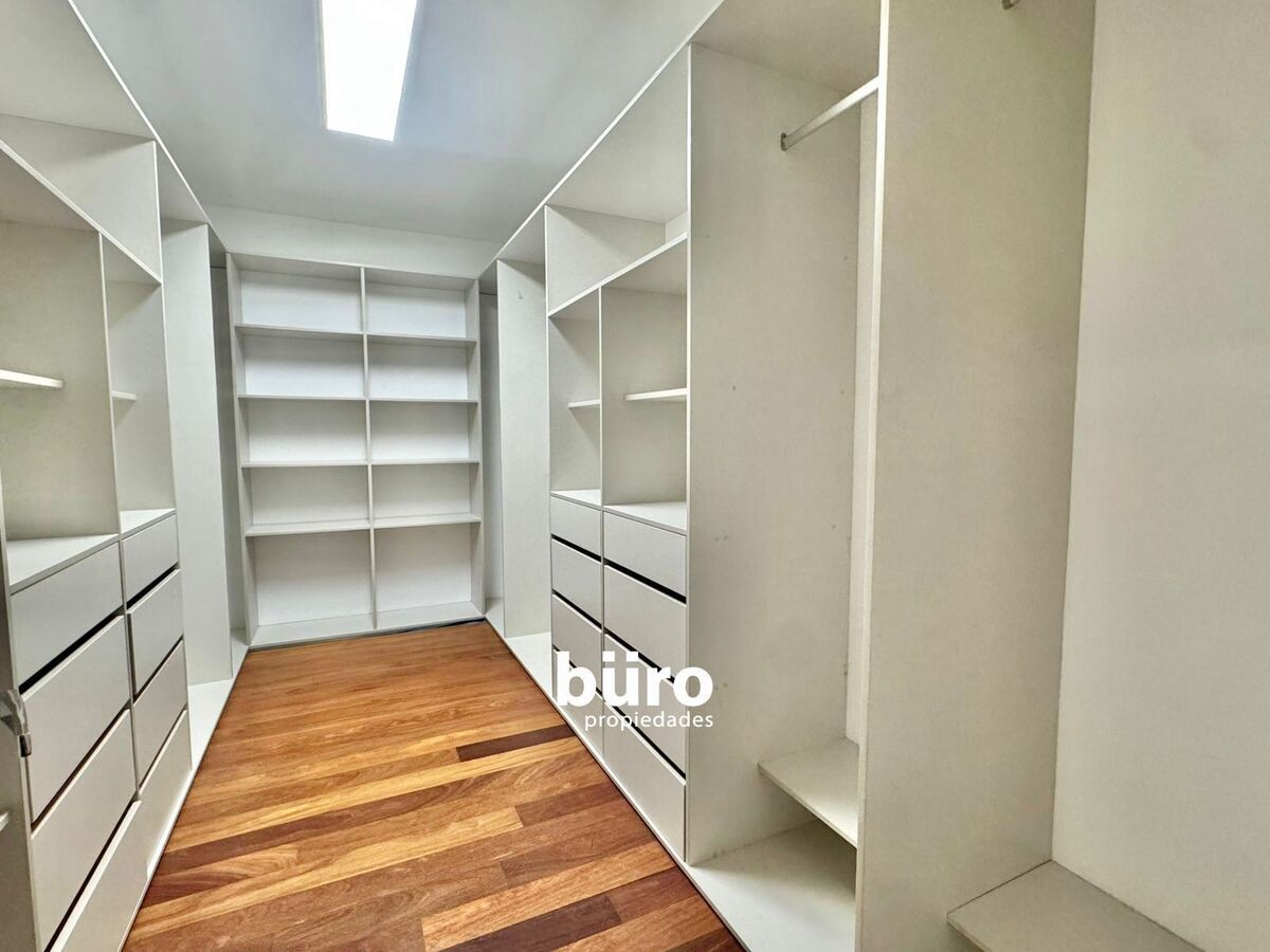 5 of 24: walk in closet del dormitorio principal
