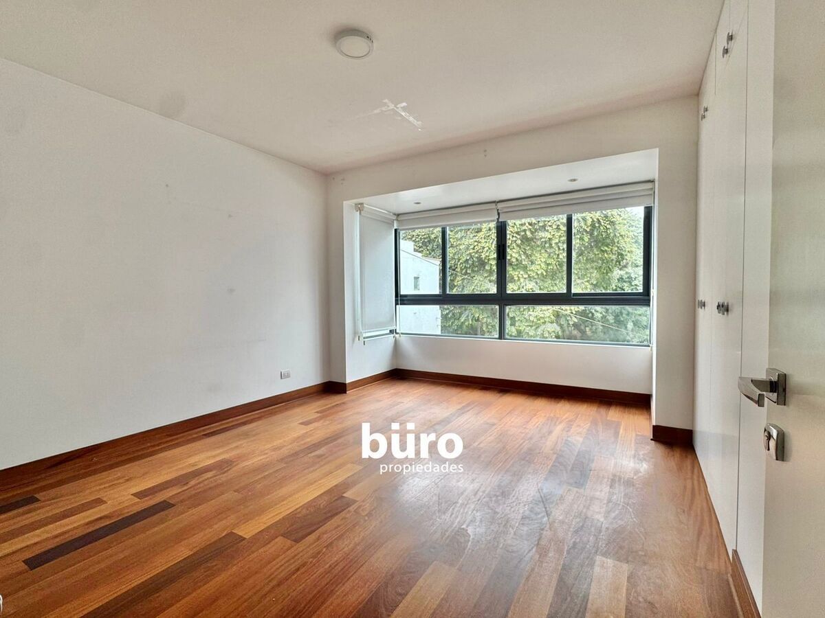4 of 24: dormitorio principal