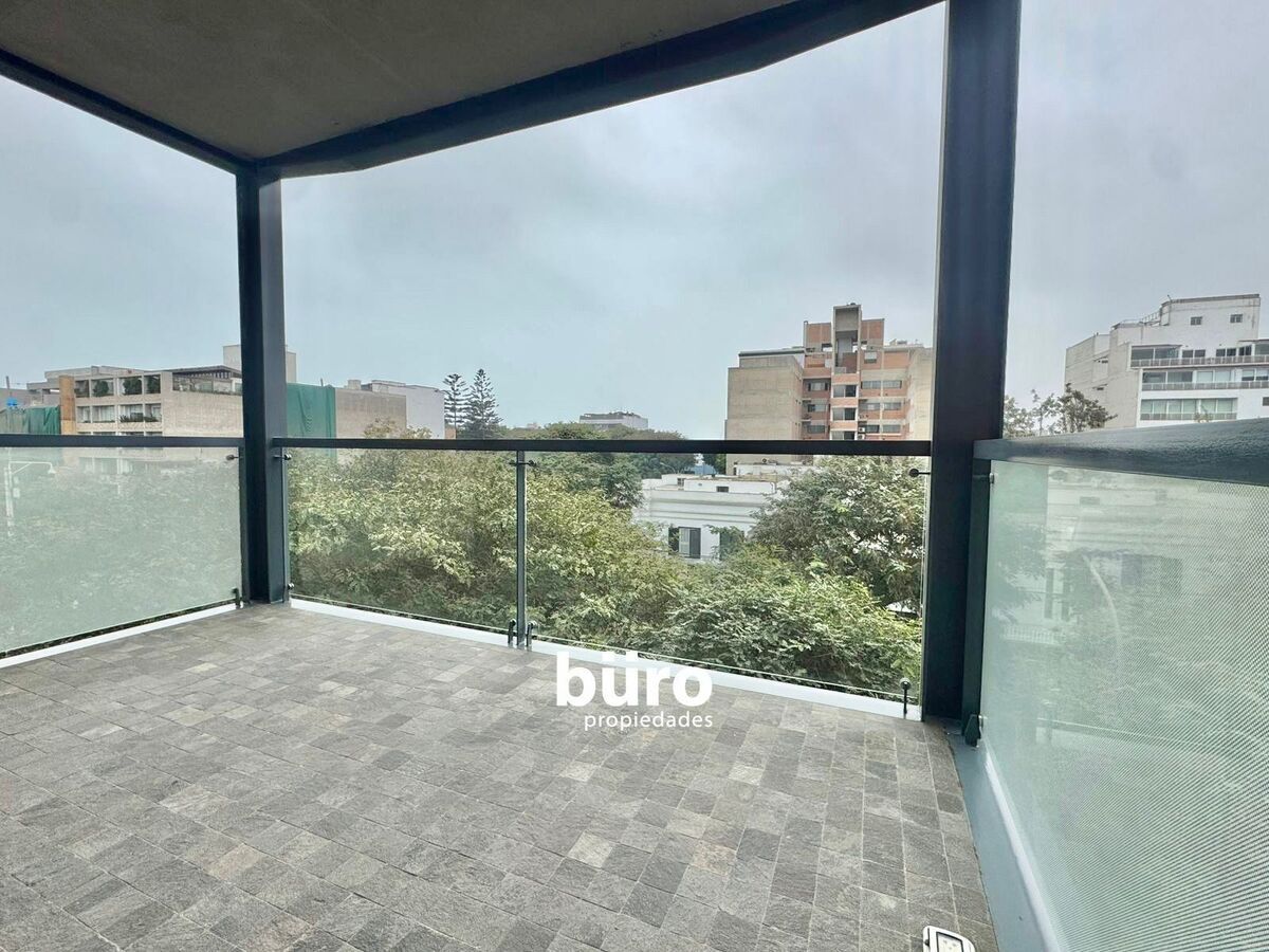 2 of 24: terraza con vista a la calle a la mejor calle de san isidro