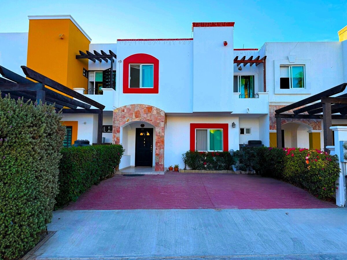 1 of 23: Fachada