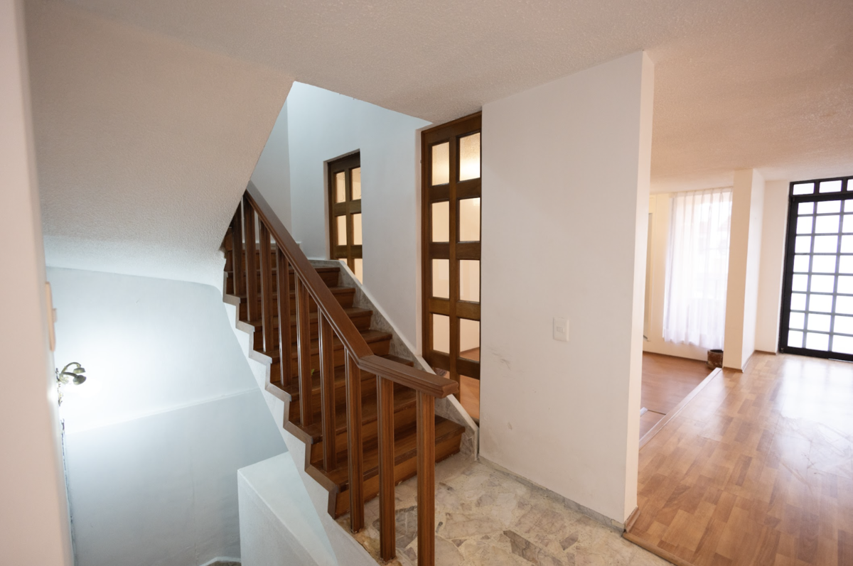4 of 10: Escaleras 2 piso