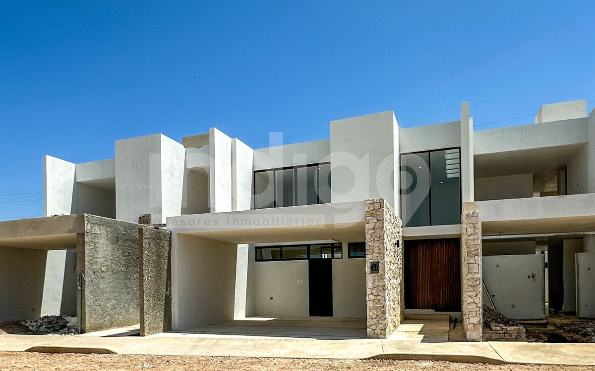 2 of 35: Fachada Frontal