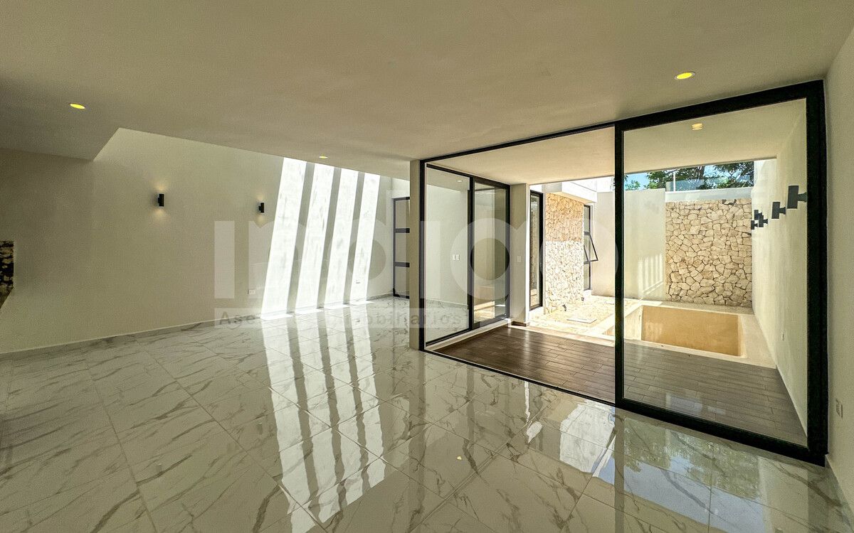 5 of 46: Sala con Salida a la Terraza