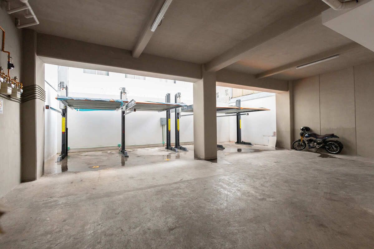 10 of 10: Estacionamiento