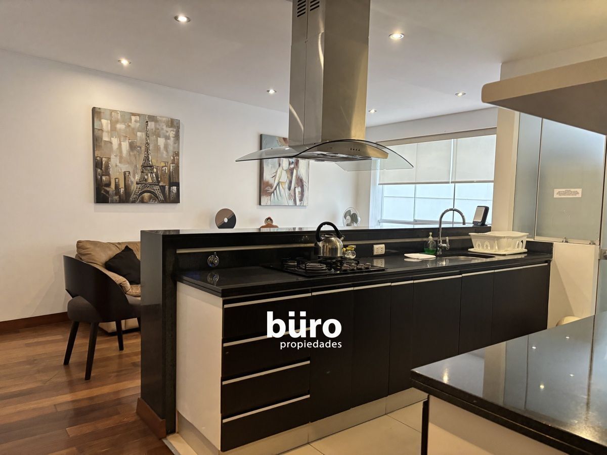 3 de 13: Cocina abierta estilo americano totalmente amoblada equipada