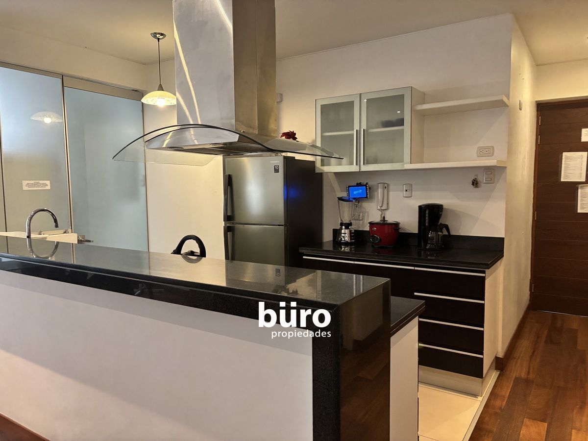 4 de 13: Cocina abierta estilo americano totalmente amoblada equipada